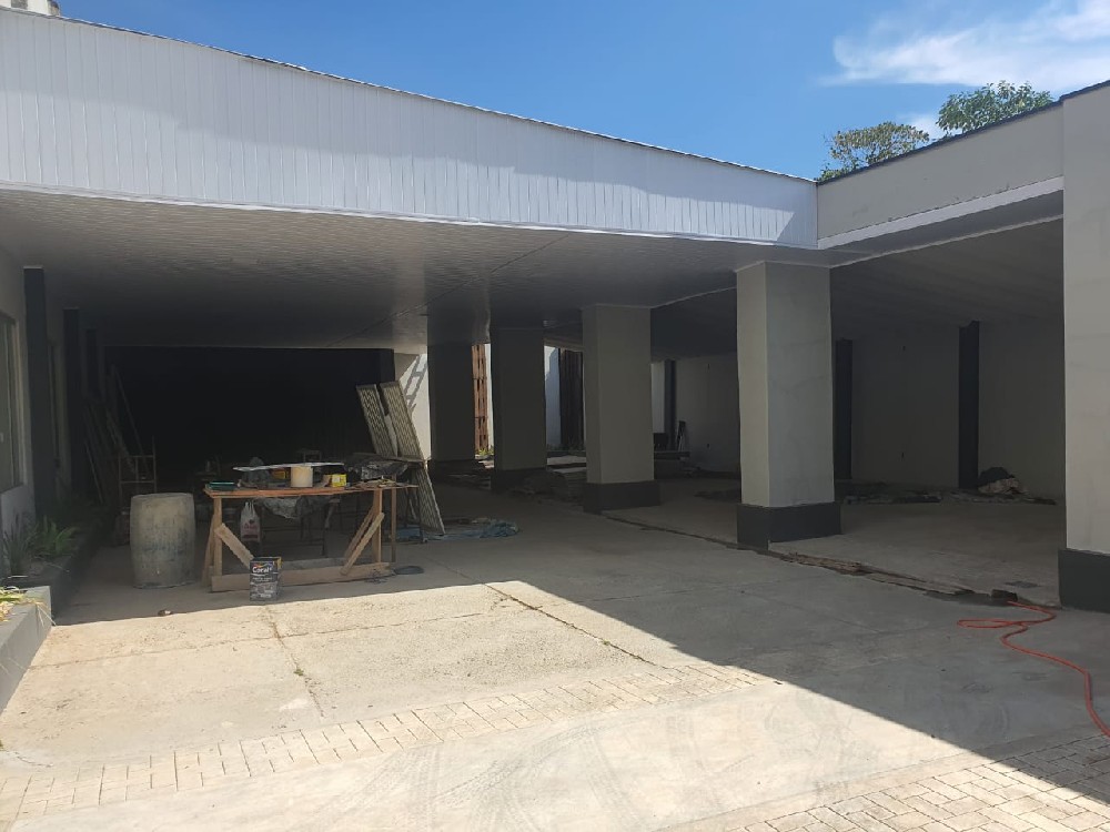 Prédio comercial na marginal